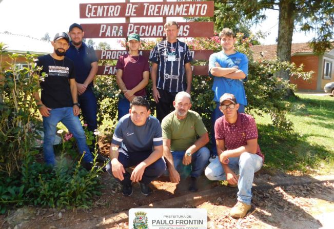 AGRICULTORES DE PAULO FRONTIN PARTICIPAM DE CURSO DE CAPACITAÇÃO EM CASTRO 