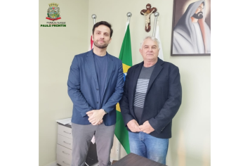 O Prefeito Ireneu Zacharias recebe a visita do Promotor de Justiça.