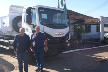 Novo caminhão caçamba