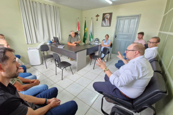 Hoje estivemos reunidos no gabinete do Prefeiro Ireneu, com Vereadores e servidores para discutir informações essenciais sobre o Plano Diretor.  Planejar o futuro do nosso município com responsabilidade e participação é o caminho para o desenvolvimento!