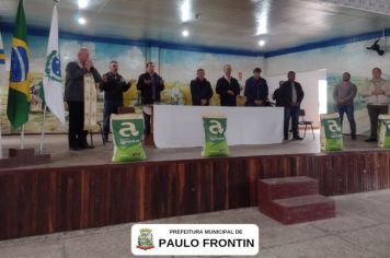 PREFEITURA DE PAULO FRONTIN ENTREGA AOS AGRICULTORES, SEMENTES DE MILHO ADQUIRIDAS COM RECURSOS 100% DO MUNICÍPIO.