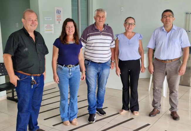 Hoje recebemos a visita do Dr. Mário, que acompanhou o prefeito Ireneu, a secretária de Saúde, Lorena, a secretária de Assistência Social, Sandra, e o presidente da Câmara de Vereadores, Alcémir, em uma visita às obras do Hospital São João Batista. O Hosp